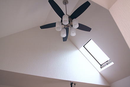 トップライトをつけることで明るい空間ができました。